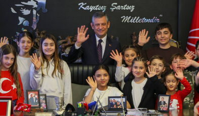 ‘İmamoğlu mektubu’ ile tanıştılar: Özgür Özel 23 Nisan’da koltuğunu Elisa’ya devretti
