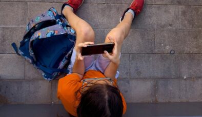 İngiltere okullarda telefon kullanımını yasaklayacak