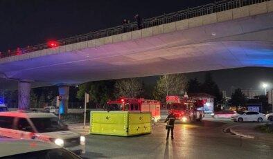 İntihar etmek için köprüye çıkan şahsı polis ikna etti