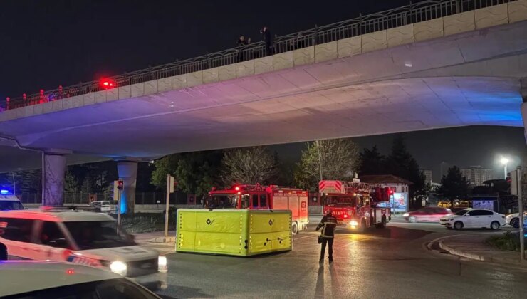 İntihar etmek için köprüye çıkan şahsı polis ikna etti