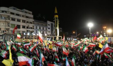 İran’da binlerce kişiden ABD ve İsrail’e “füzeli” protesto