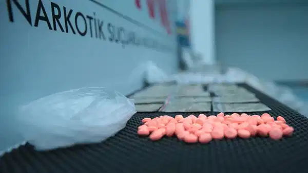 İstanbul’da 3 ilçede uyuşturucu operasyonu: 1 tona yakın hap ele geçirildi