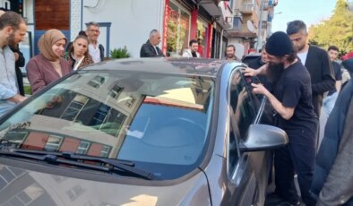 Kapılar otomatik kilitledi, bebek arabada mahsur kaldı: Çilingirle bebeği kurtardılar