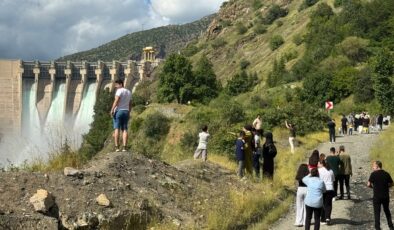 Karakaya Barajı’nda su tahliyesi büyüledi: Vatandaşlar seyir için akın etti