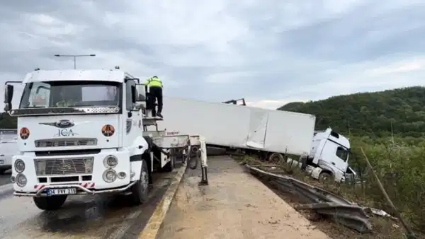 Kuzey Marmara’da otomobilin çarptığı tır bariyerleri aşıp yoldan çıktı