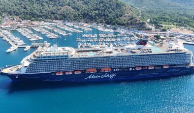 Marmaris’e dev kruvaziyer akını: ‘Mein Schiff 5’ ile 2 bini aşkın turist geldi