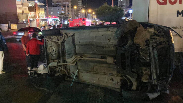 Mersin’de faciadan dönüldü… Motosikletle çarpışan hafif ticari araç devrildi: 3 yaralı