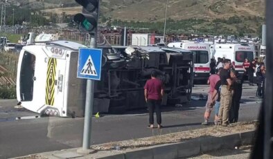Mersin’de Rus öğrencileri taşıyan servis midibüsü devrildi: 17 yaralı