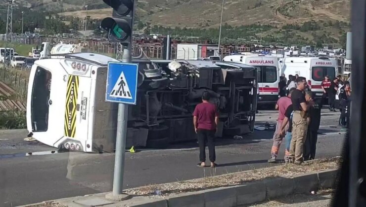 Mersin’de Rus öğrencileri taşıyan servis midibüsü devrildi: 17 yaralı