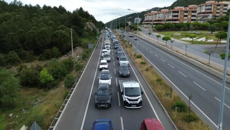 Muğla’ya ‘tatilci’ akını: Kilometrelerce araç kuyruğu oluştu
