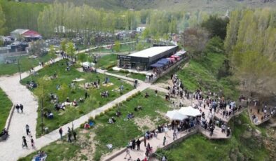 Muradiye Şelalesi bayramda ziyaretçi akınına uğradı