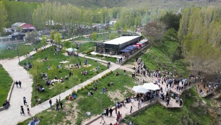 Muradiye Şelalesi bayramda ziyaretçi akınına uğradı