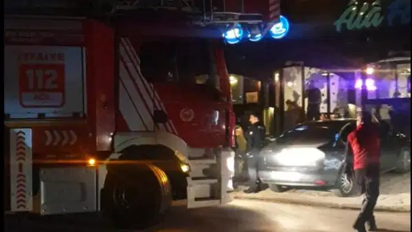 Mutfaktaki ocak alev aldı: Apart bina tahliye edildi