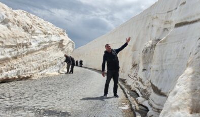 Nemrut Kalderası’nda yaz ortasında kış manzarası: 10 metrelik kar tünelleri ilgi odağı oldu