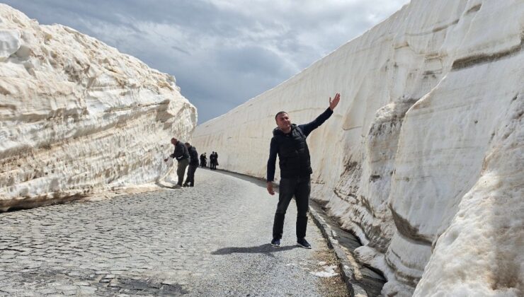 Nemrut Kalderası’nda yaz ortasında kış manzarası: 10 metrelik kar tünelleri ilgi odağı oldu