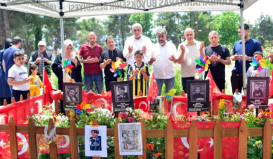 Okuldaki saldırıda ölen öğrencilerin aileleri mezarlıkta bir araya geldi