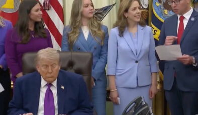 Oval Ofis’te dalgın anlar: Trump kameralar önünde uyukladı