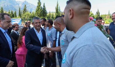 Özgür Özel, Manisa’da mezarlık ve şehitlik ziyaretlerinde bulundu