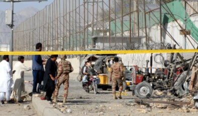 Pakistan’da karakola intihar saldırısı: En az 12 polis öldü