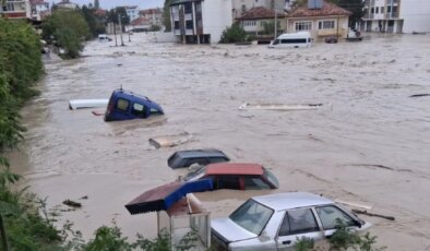 Sağanak ve dolu alarmı! Cadde ve sokaklar göle döndü: 12 yaralı