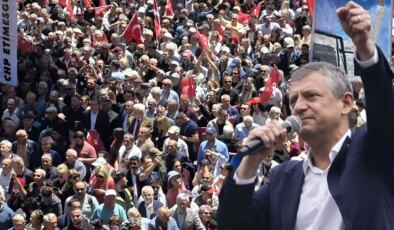 Seçilmiş CHP Genel Başkanı Özgür Özel’in bayramlaşmasına yurttaştan yoğun katılım