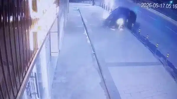 Şişli’de kontrolden çıkan lüks otomobil dükkana daldı: O anların görüntüsü ortaya çıktı