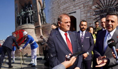 Taksim’de ‘İmamoğlu’suz bir 19 Mayıs töreni daha… Nuri Aslan ve Özgür Çelik’ten ‘Taksim Maksemi’ tepkisi: ‘Burayı İBB’nin elinden almaya çalışıyorlar!’