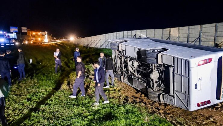 Taraftarları taşıyan yolcu midibüsü devrildi: Çok sayıda yaralı var