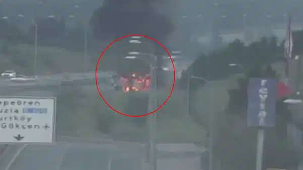 TEM Otoyolu’nda panik anları: Tur otobüsü alev alev yandı!