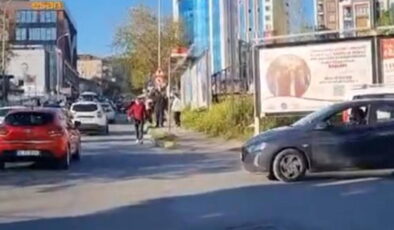 Trafikte korku dolu anlar: Sürücüyü darbedip motosikletine el koydular!