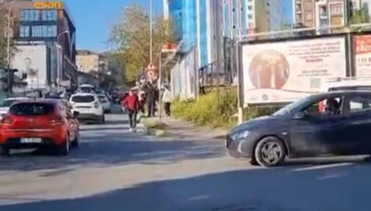 Trafikte korku dolu anlar: Sürücüyü darbedip motosikletine el koydular!