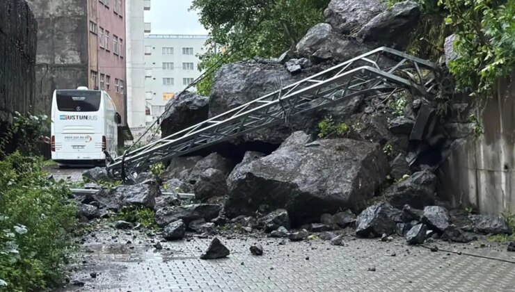 Yağış sonrası heyelan: Dev kayalar yolu kapattı