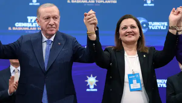 Yandaş gazeteye konuştu, Kılıçdaroğlu’nu övdü… Çiçeği burnunda AKP’li Burcu Köksal ‘mutlak butlana saygı’ istedi!