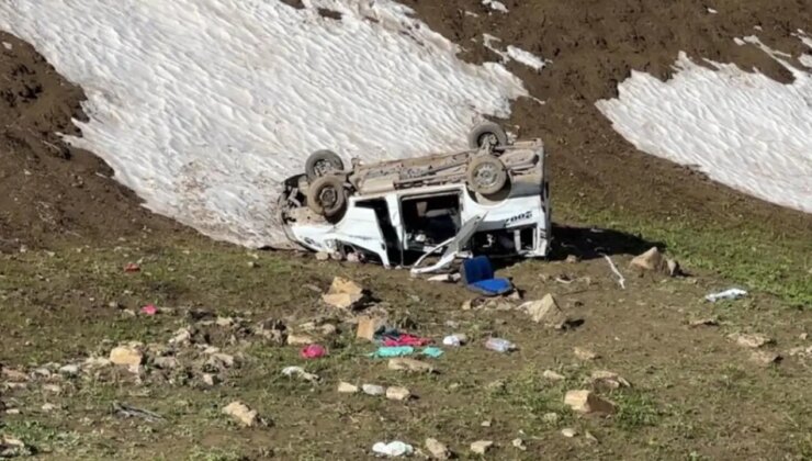 Yüksekova’da pancar işçilerini taşıyan minibüs uçuruma yuvarlandı: 1 ölü, 7 yaralı