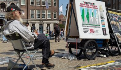 Amsterdam’da 12 yıldır tek başına Filistin gösterisi