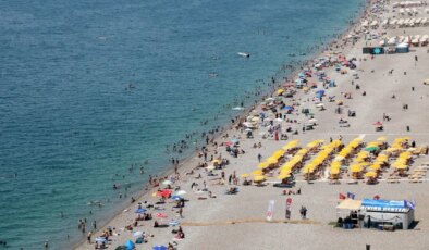 Antalya’da rekor nem ve sıcaklık: Sahiller doldu taştı, tatilciler serinlemek için denize koştu!