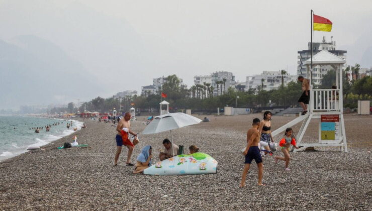Antalya’da sağanak yağış: Bazı tatilciler denizde yüzmeye devam etti