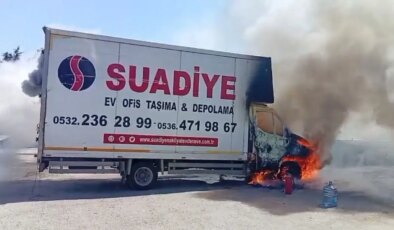 Ataşehir’de park halindeki kamyonet alev alev yandı