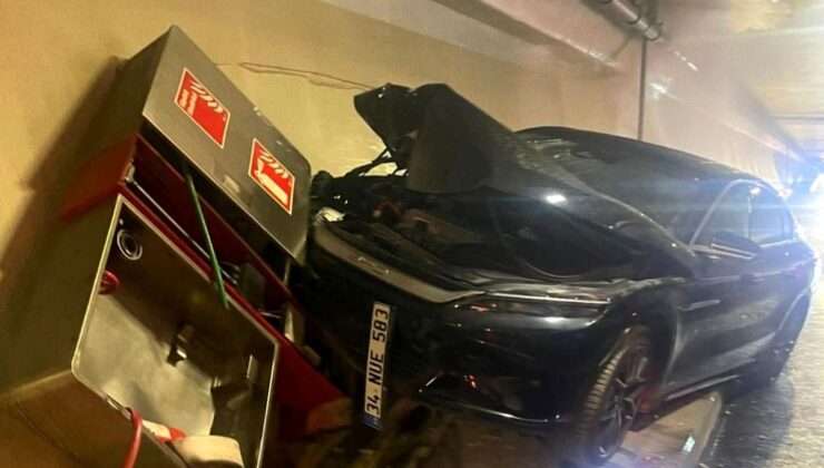 Avrasya Tüneli’nde otomobil, itfaiyeye ait yangın panosuna çarptı