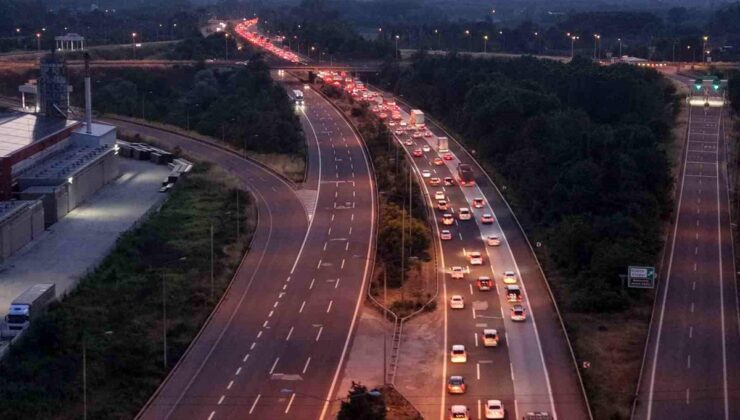 Bayram bitti trafik bitmedi: Düzce geçişinde kilometrelerce kuyruk