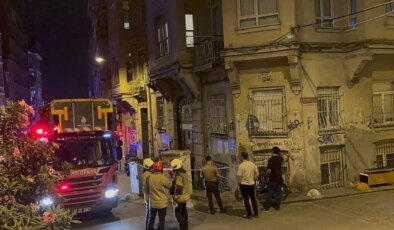 Beyoğlu’nda korkutan gece: 5 katlı binada göçük, bina mühürlendi