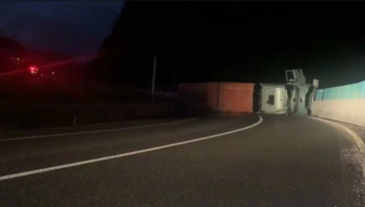 Bolu Dağı’nda askeri mühimmat yüklü TIR devrildi, yol ulaşıma kapatıldı