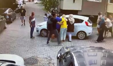 Çekmeköy’de ‘sitede yavaş git’ kavgası: Çocukların gözü önünde otomobili tekmeleyip anneye saldırdılar!