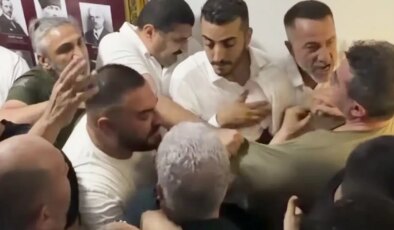 CHP İzmir’de ‘mutlak butlan’ şiddeti: İl başkanvekilini yumrukladılar