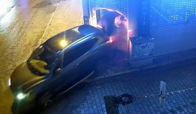 Ciple çarpıp kepengini kırdıkları döviz bürosundan 16 bin dolar çaldılar