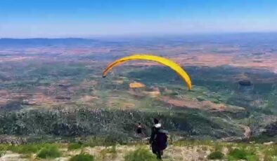 Cudi Dağı’nda adrenalin yolculuğu: Paraşütçüler zirveden süzüldü