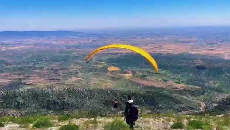 Cudi Dağı’nda adrenalin yolculuğu: Paraşütçüler zirveden süzüldü