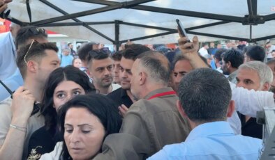 Diyarbakır’daki mitingte milletvekilleri ile polis arasında ‘flaş bellek’ gerginliği