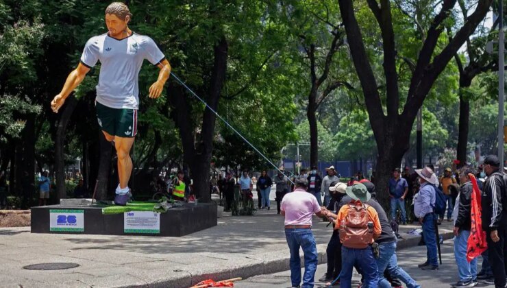 Dünya Kupası gölgesinde protesto: Öğretmenler, futbolcu heykellerini devirdi