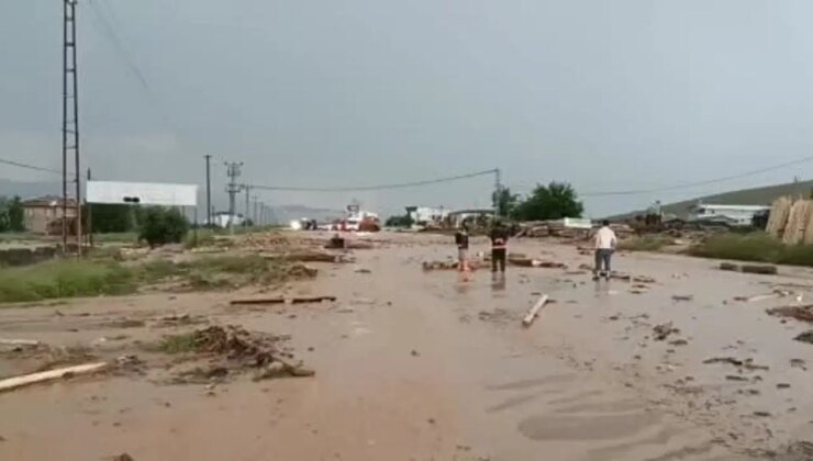 Elazığ-Tunceli yolu sel nedeniyle ulaşıma kapandı